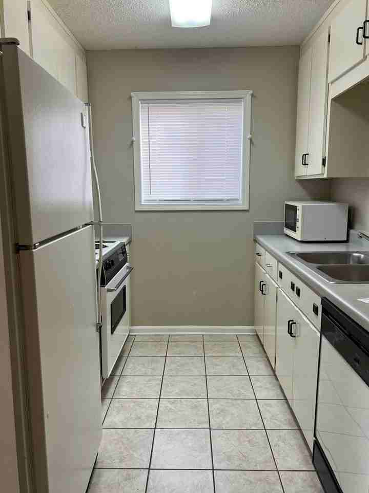 106 Woodfield Pl - Photo 2 of 16