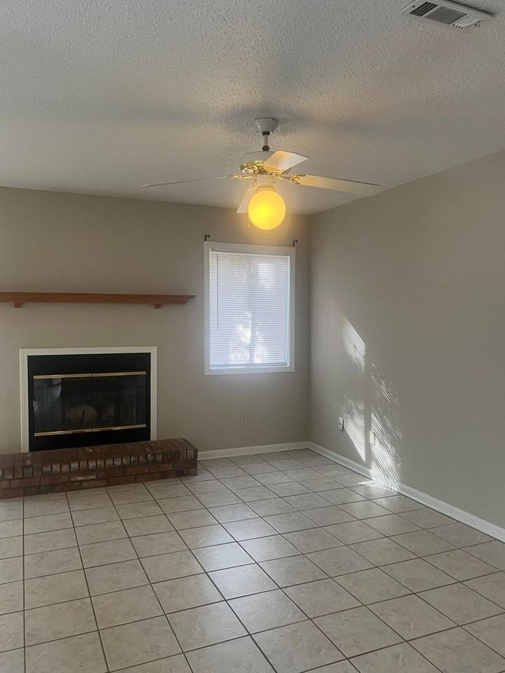 106 Woodfield Pl - Photo 3 of 16