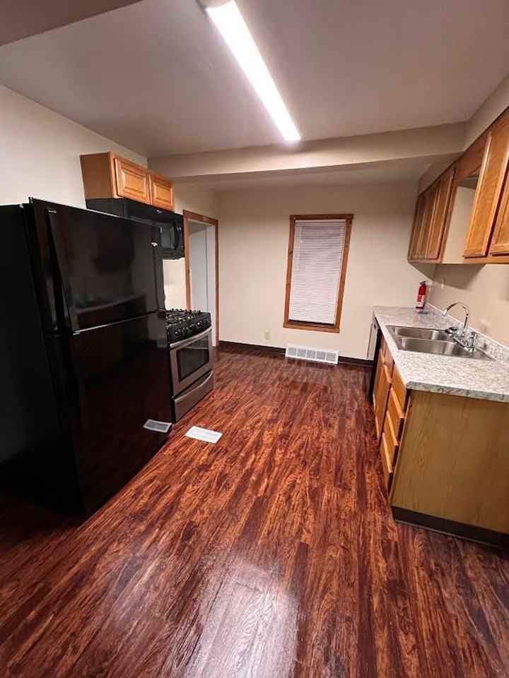 112 Hazel St - Photo 3 of 16