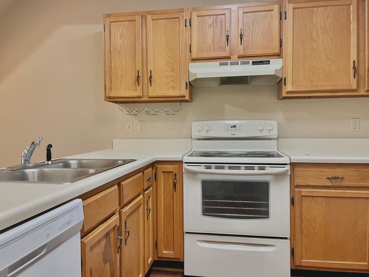 1015 Stonegate Dr - Photo 4 of 14