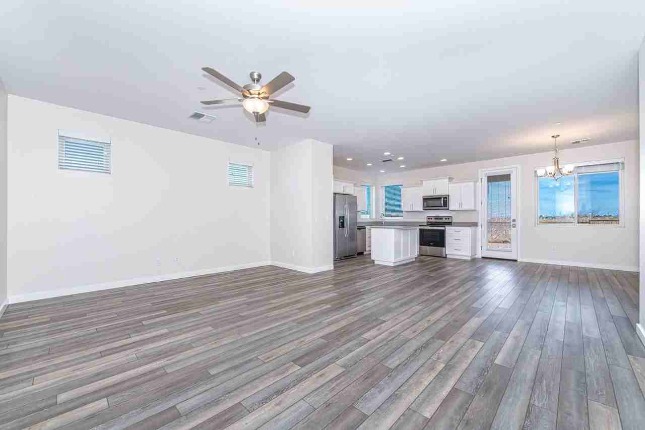 992 Sterling Ln - Photo 2 of 15
