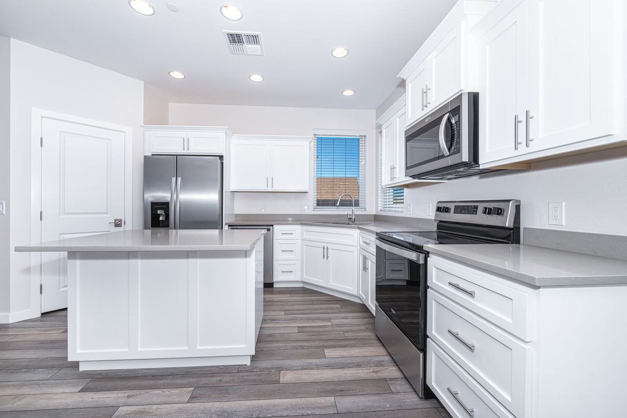 992 Sterling Ln - Photo 6 of 15