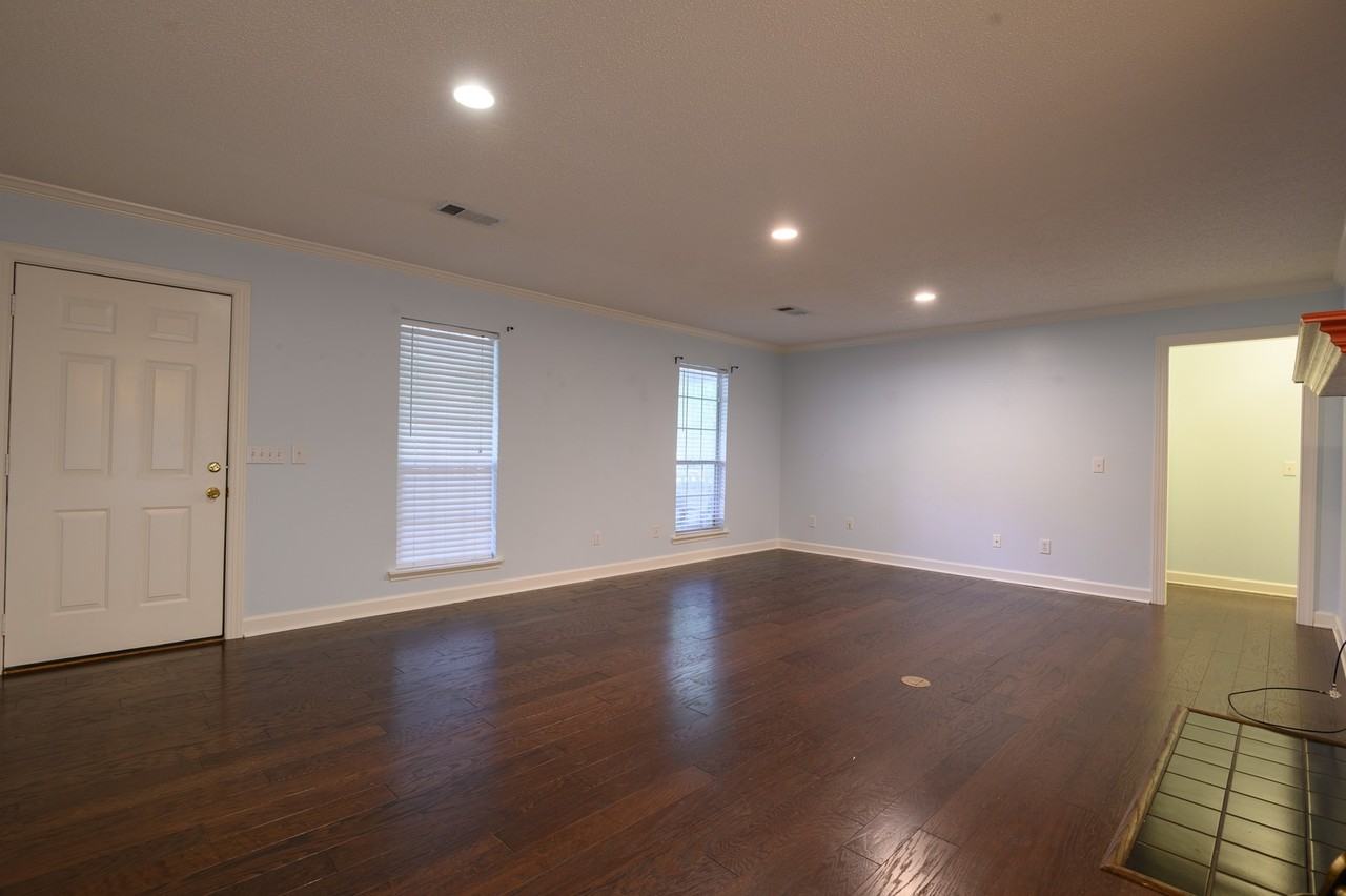 220 Ridgewood Ct - Photo 2 of 10