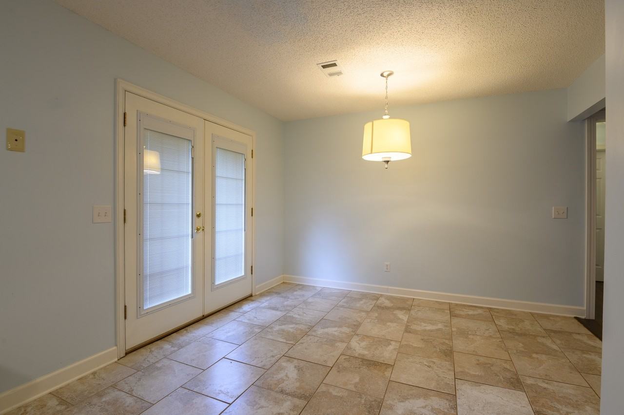 220 Ridgewood Ct - Photo 4 of 10