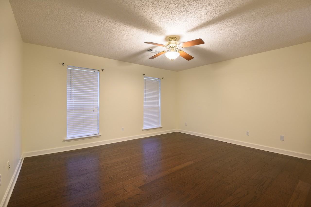 220 Ridgewood Ct - Photo 5 of 10