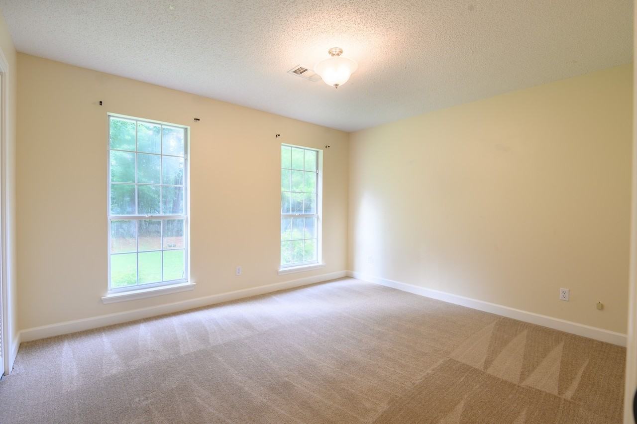 220 Ridgewood Ct - Photo 6 of 10