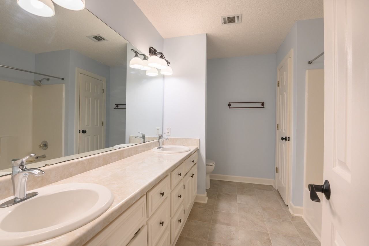 220 Ridgewood Ct - Photo 7 of 10