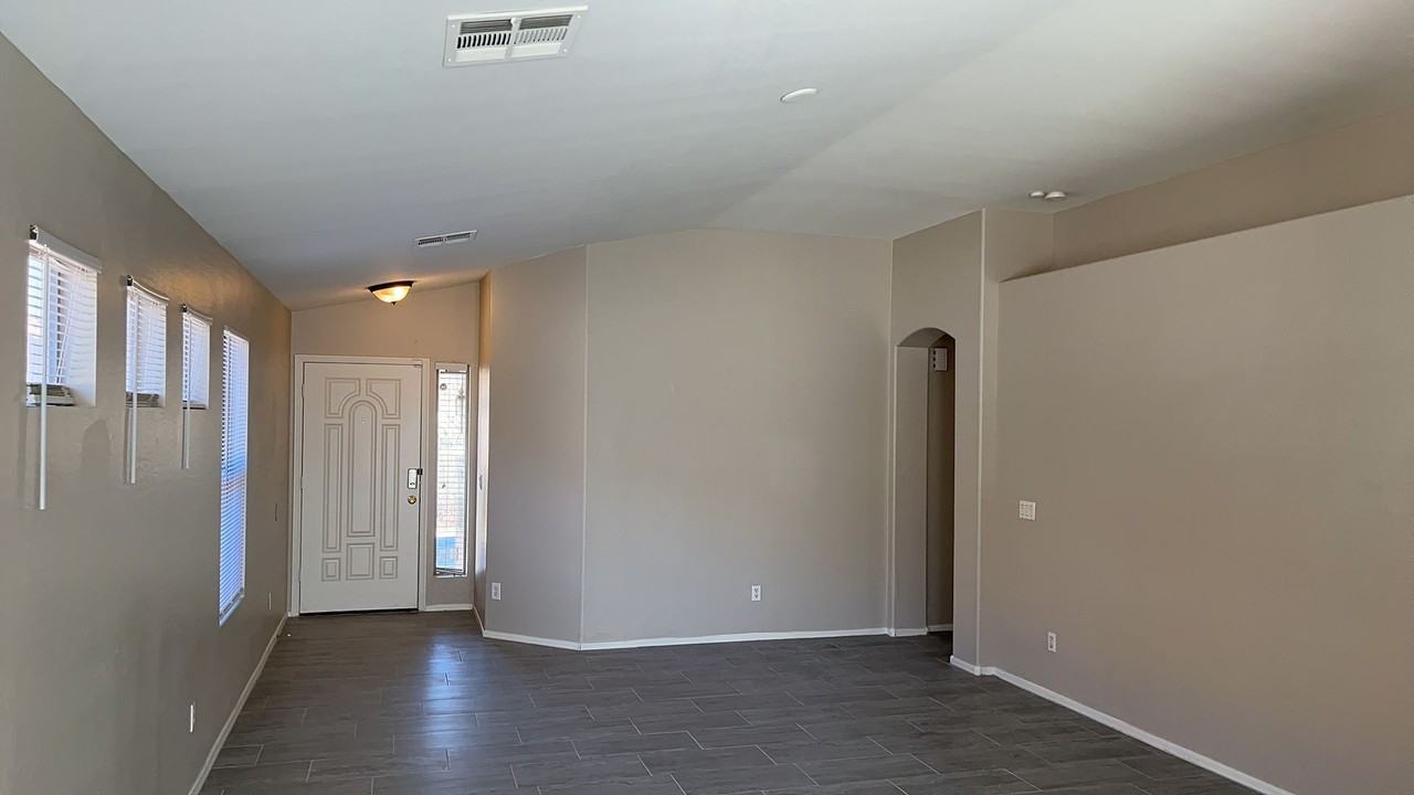 9927 W Southgate Ave - Photo 2 of 12