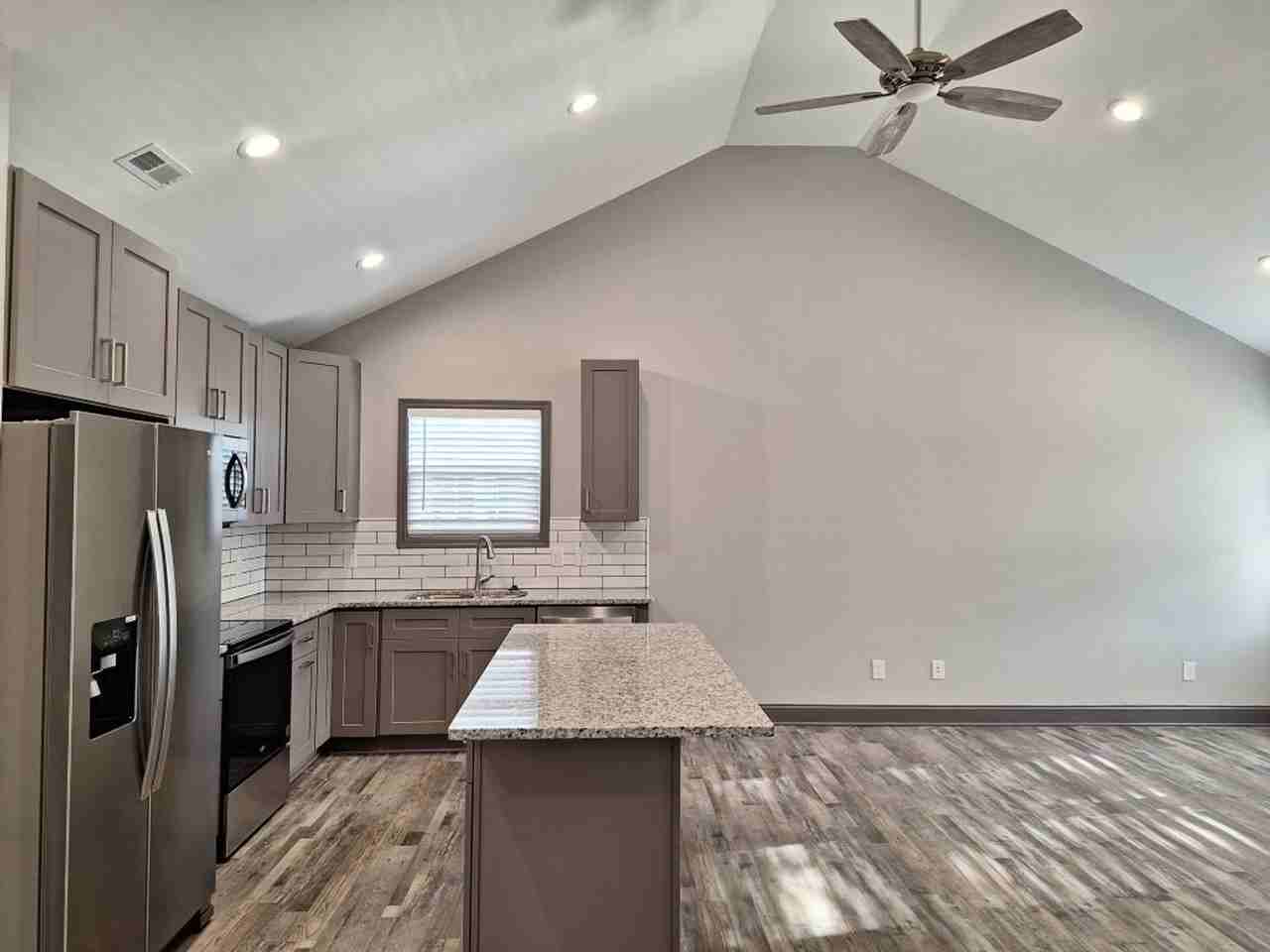 5201 Lonas Dr - Photo 6 of 24