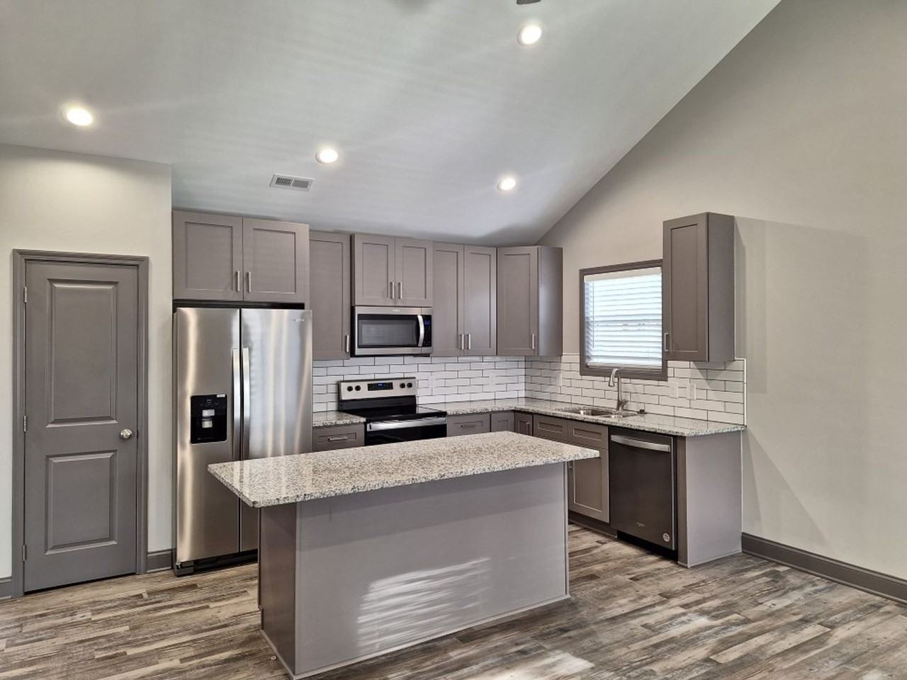 5201 Lonas Dr - Photo 7 of 24