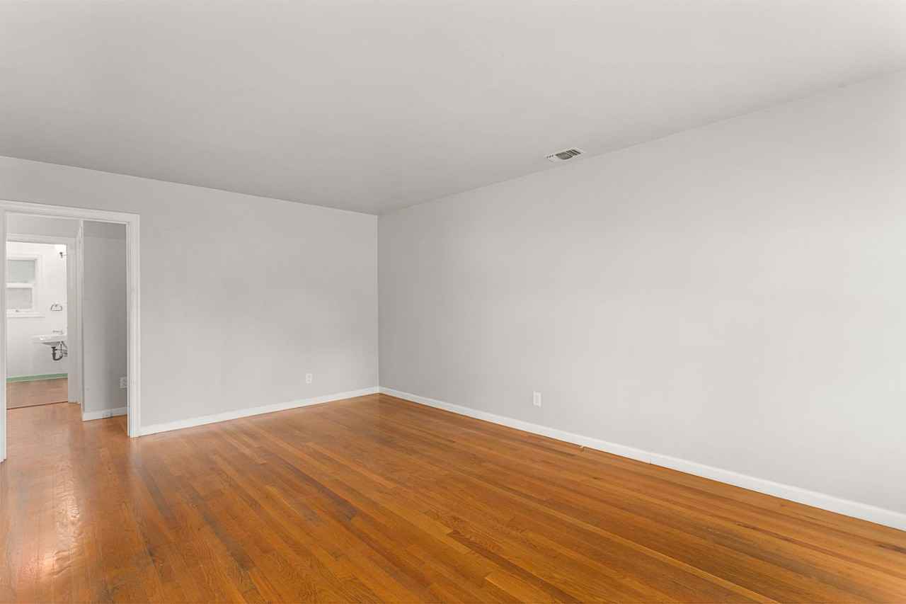 5026 V St - Photo 4 of 18