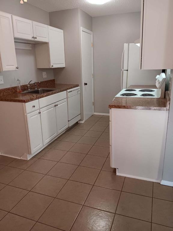 3413 Sw Burnett Rd - Photo 3 of 11