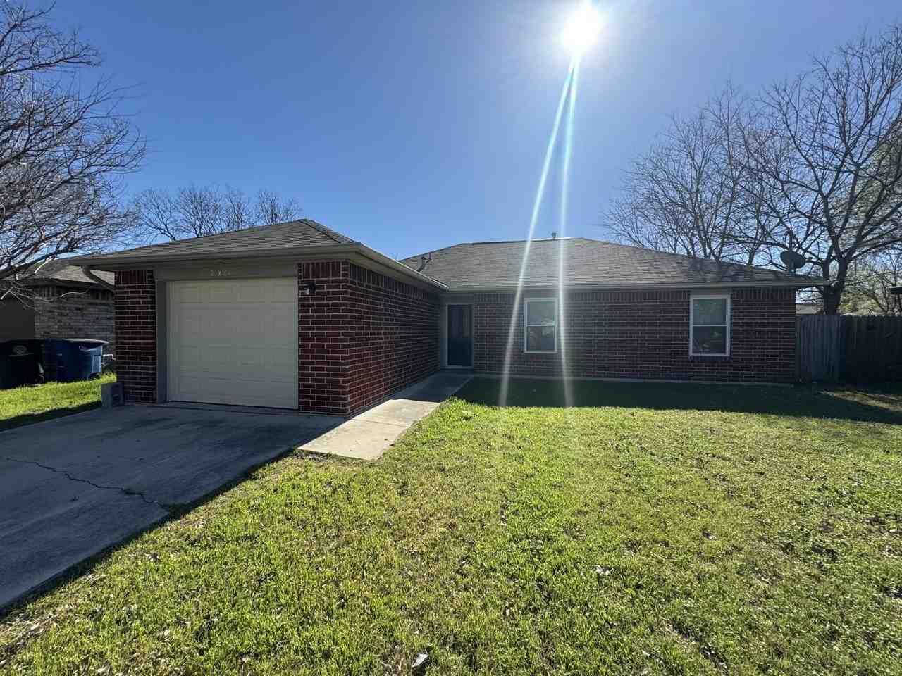 2221 Michigan St - Photo 2 of 22
