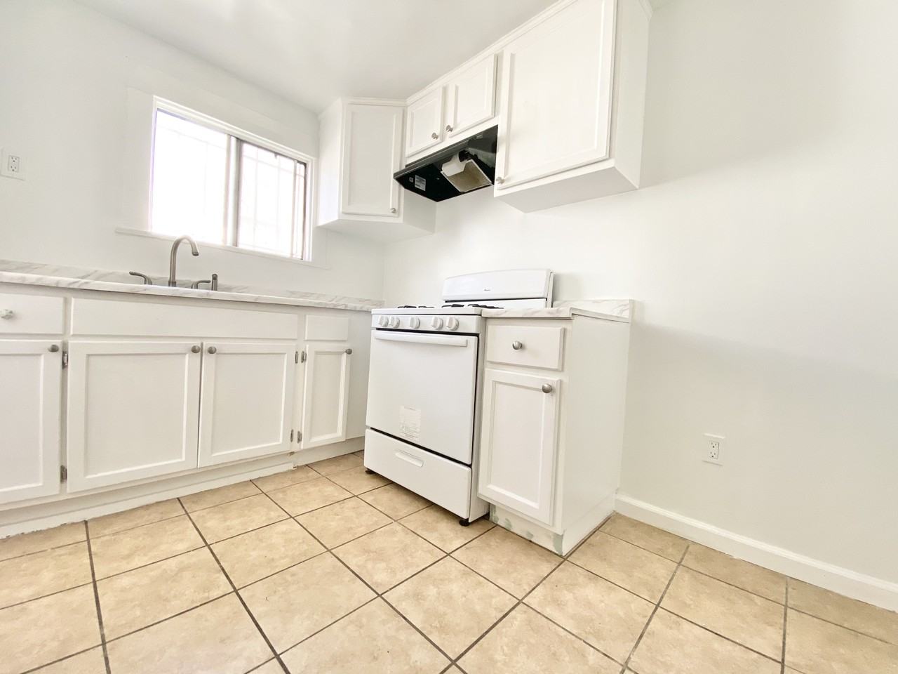 1435 1/2 E Florence Ave - Photo 2 of 13