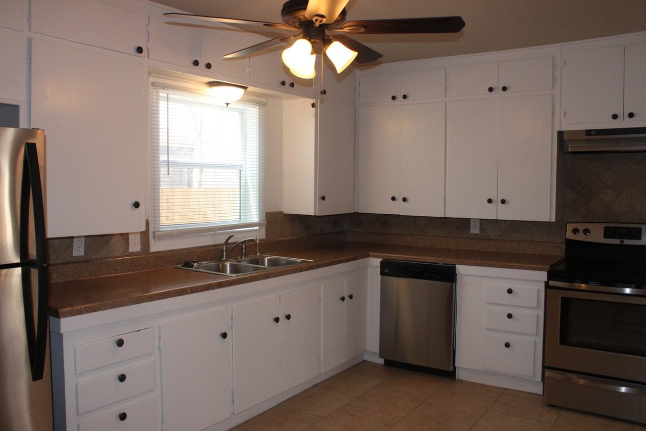 2414 32nd St - Photo 5 of 31