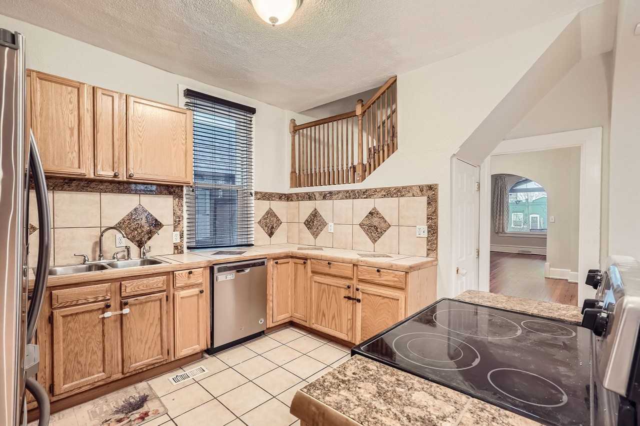 1381 Knox Ct - Photo 6 of 26