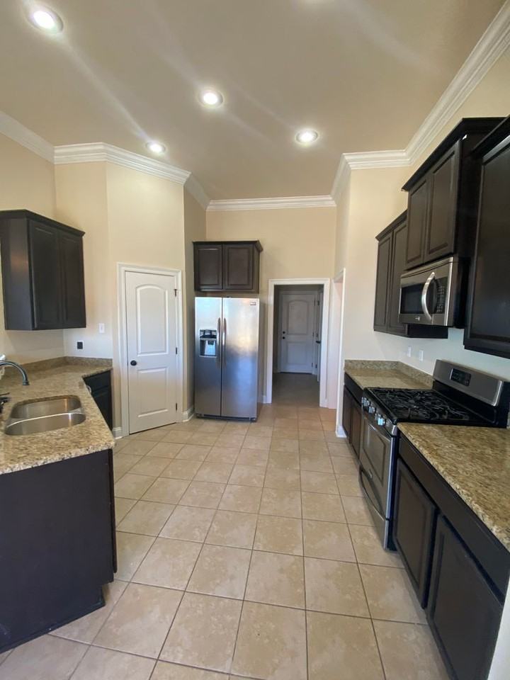1046 Maize St - Photo 2 of 13