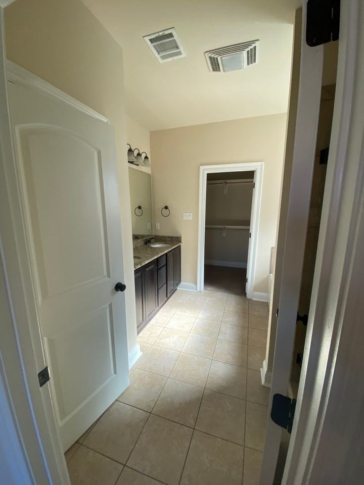 1046 Maize St - Photo 4 of 13