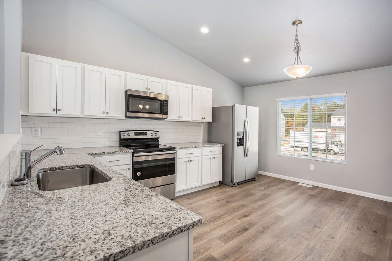 3021 Midwood St - Photo 3 of 17