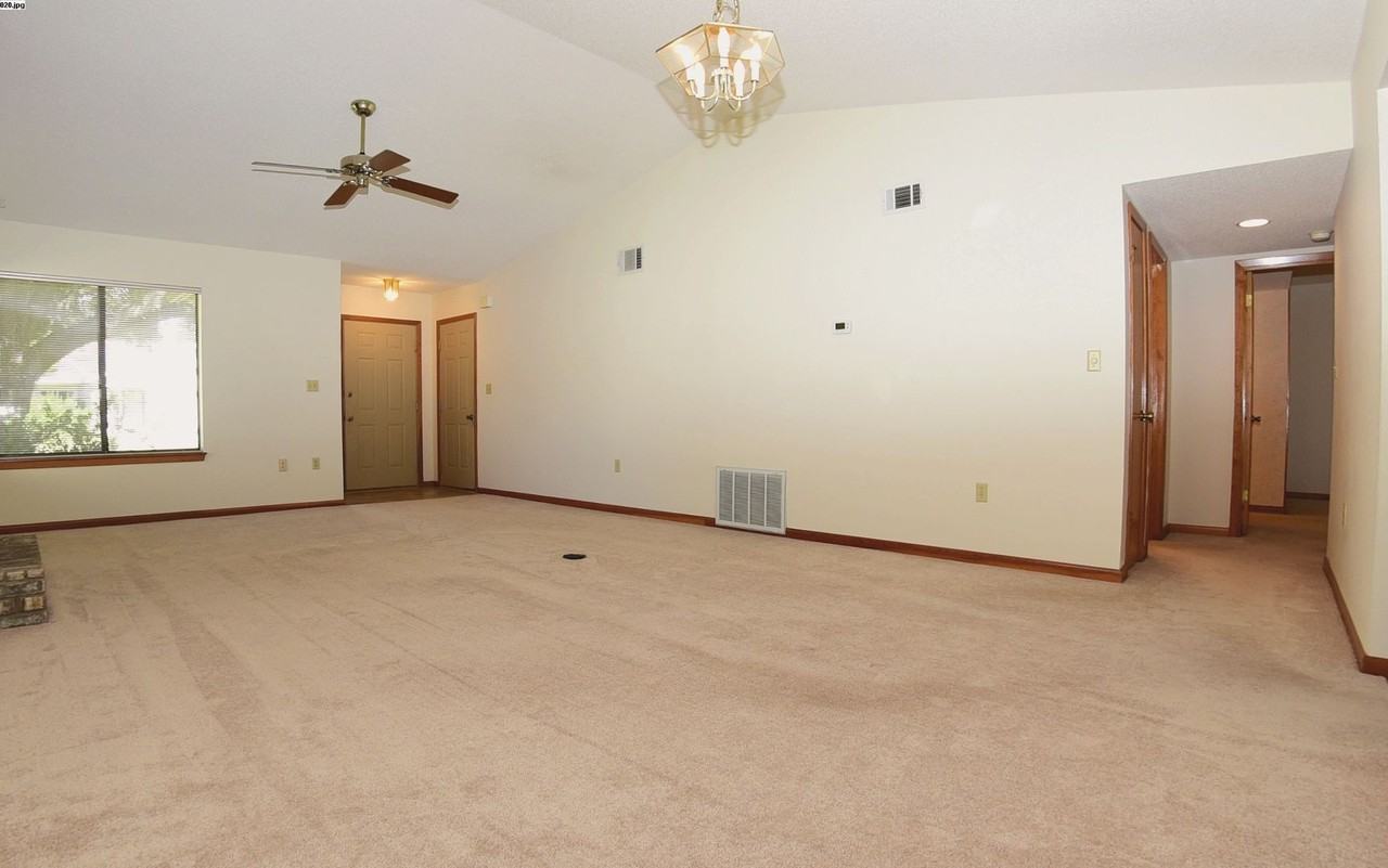 344 Evergreen Ave - Photo 4 of 18