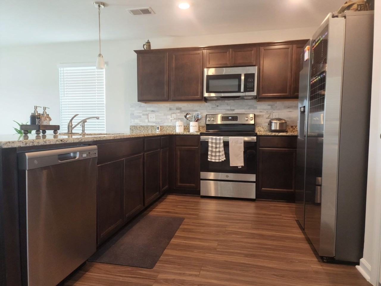 405 Eclipse Ln - Photo 3 of 38