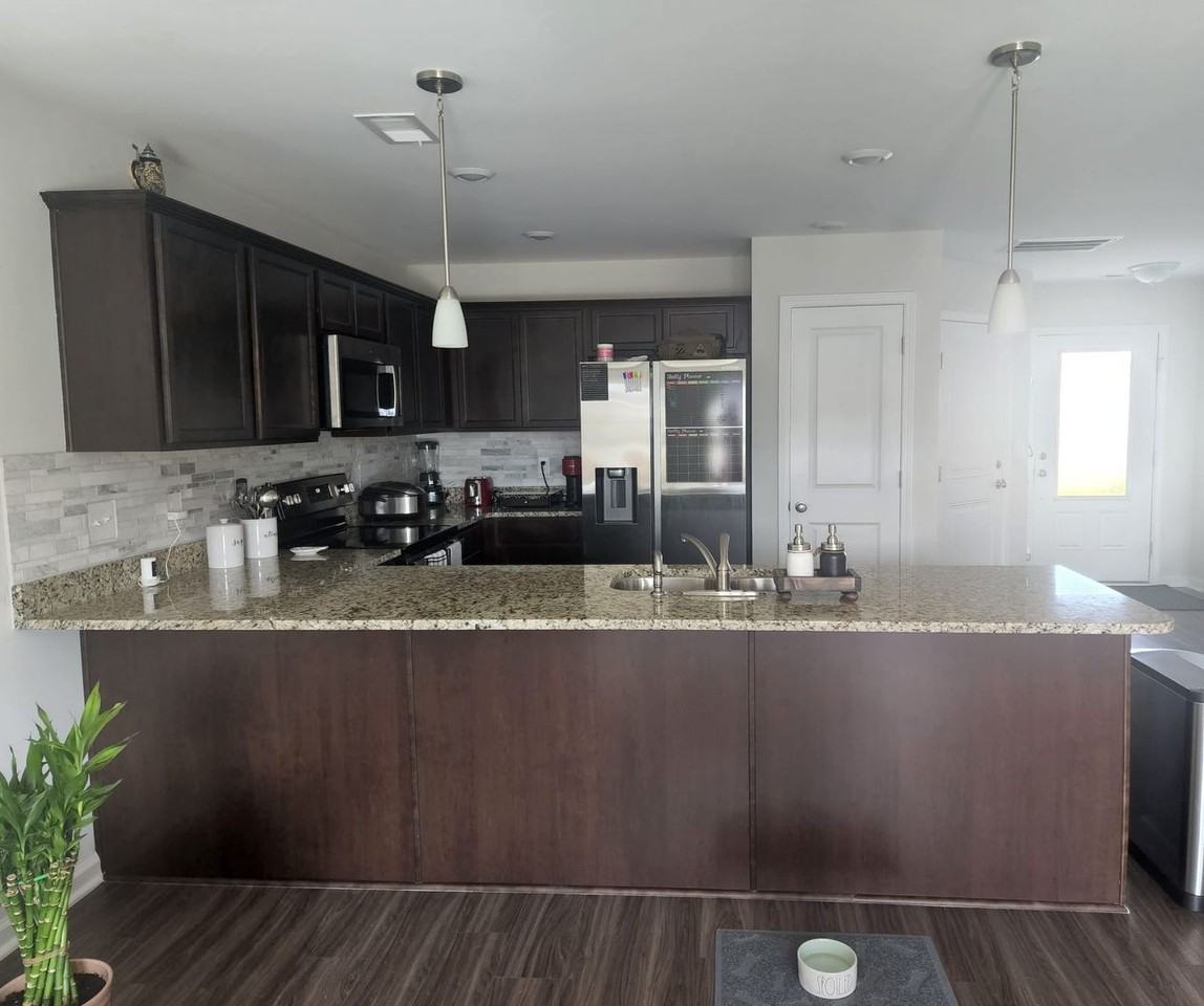 405 Eclipse Ln - Photo 4 of 38