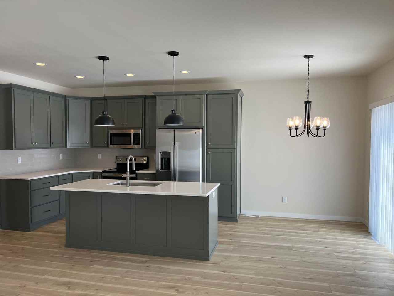 1360 Goldenwood Dr - Photo 3 of 50