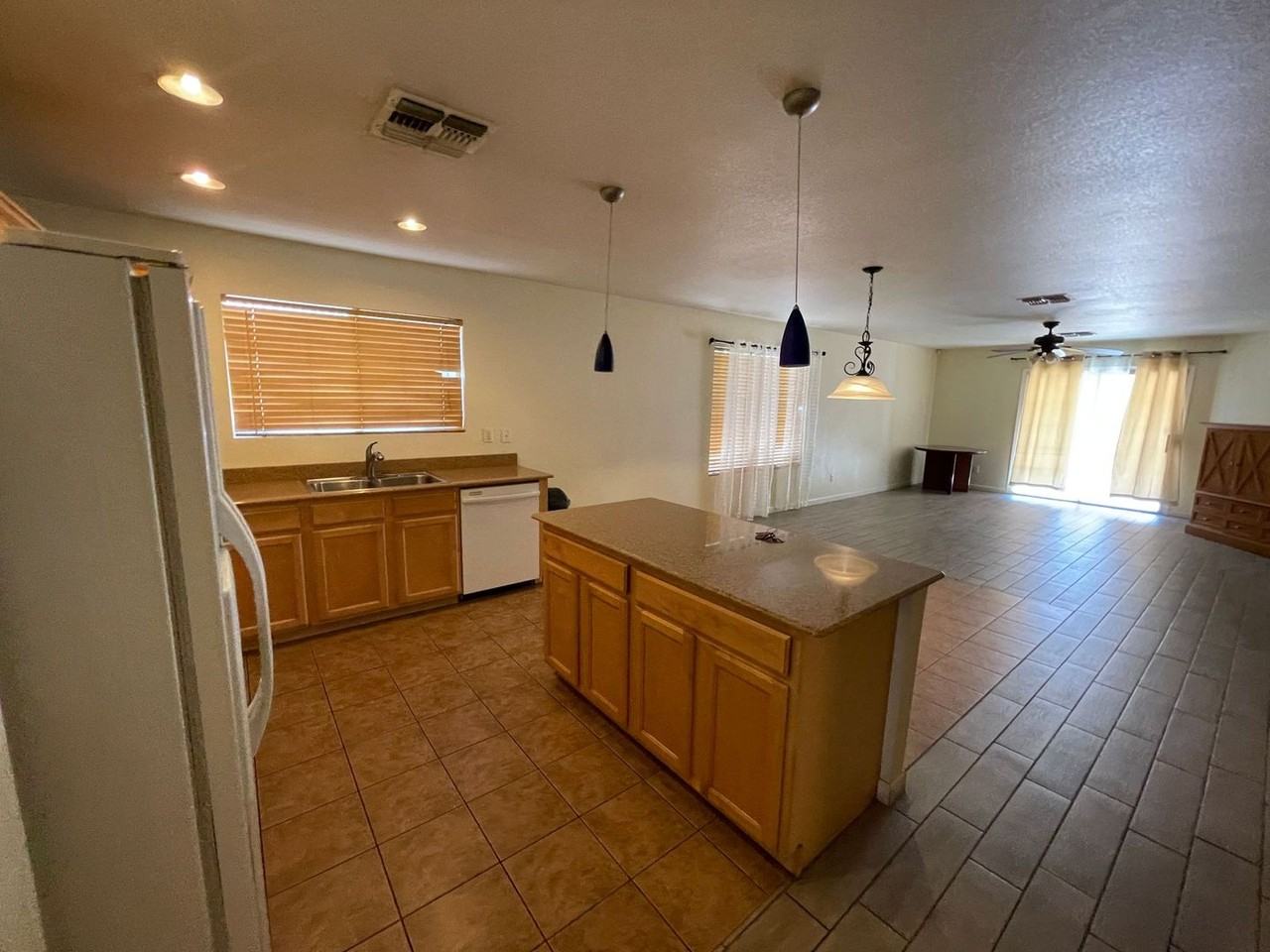 1109 E Beth Dr - Photo 3 of 16