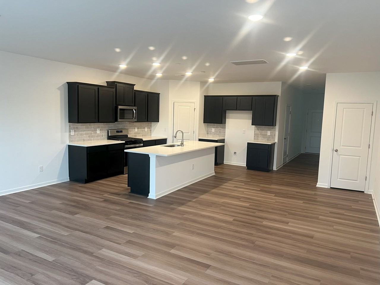 2111 Regal Dr - Photo 3 of 32