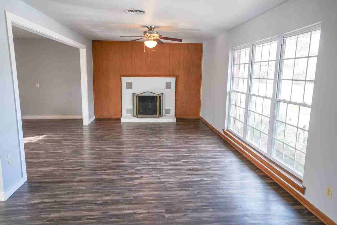 906 Carey Dr - Photo 2 of 16
