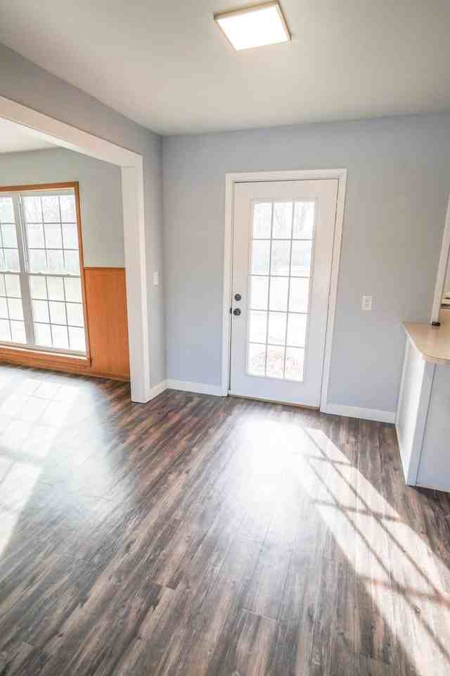 906 Carey Dr - Photo 4 of 16