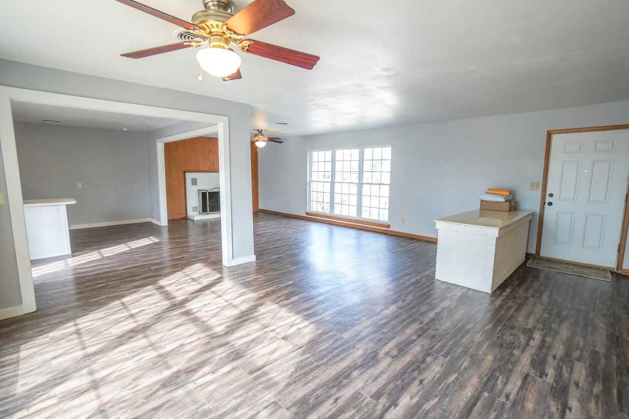 906 Carey Dr - Photo 5 of 16