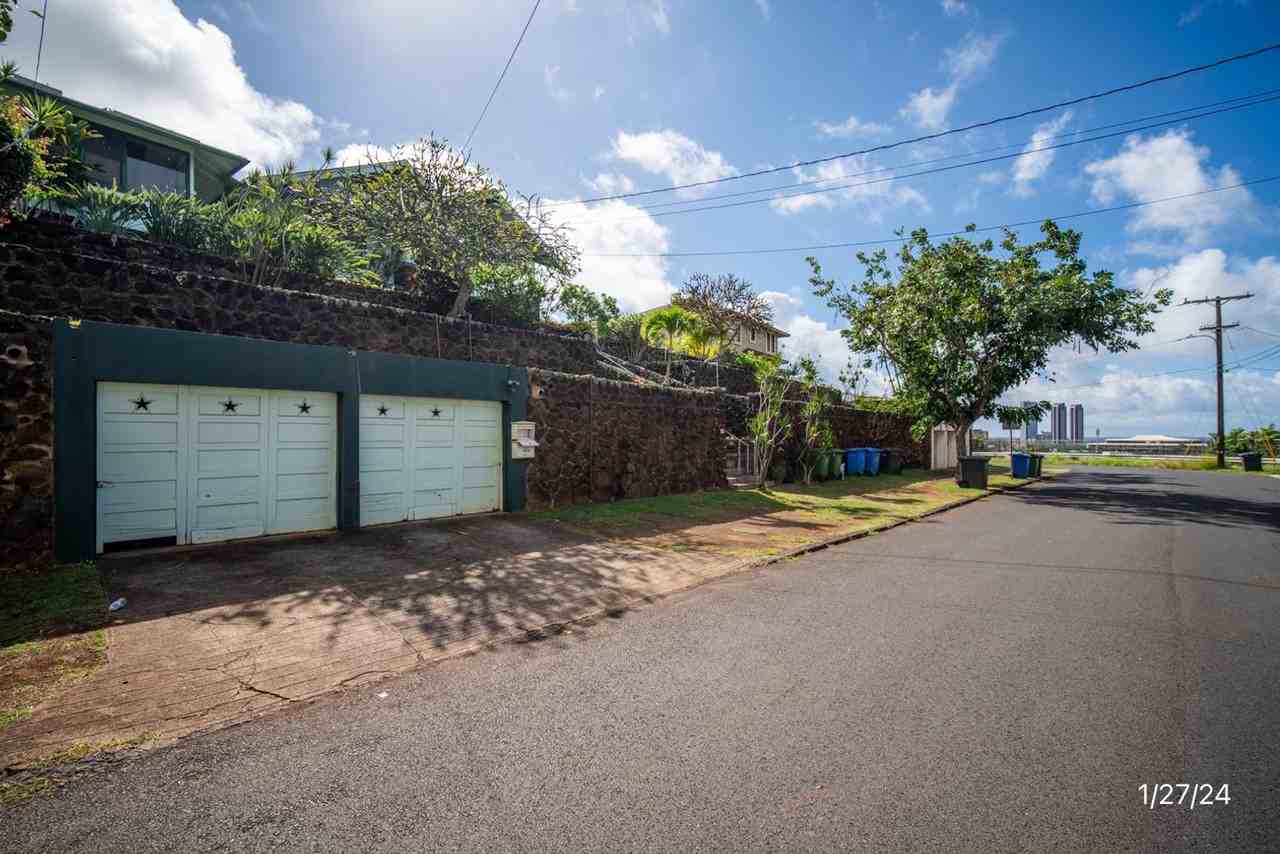 1671 1671 Kamamalu Ave Main House - Photo 2 of 37