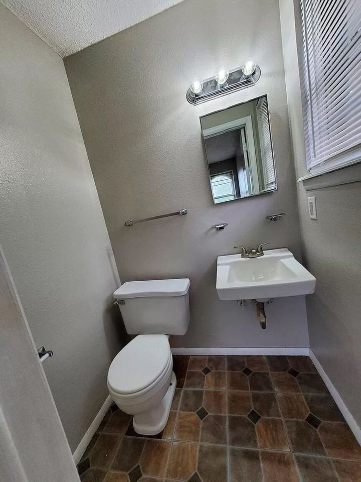 1013 Nw 25th St - Photo 2 of 16