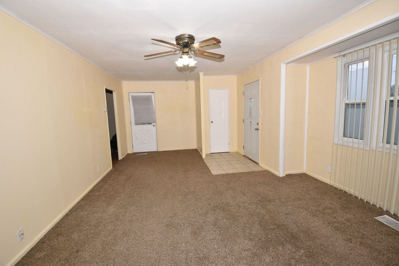 3503 S Saint Joseph St - Photo 3 of 18