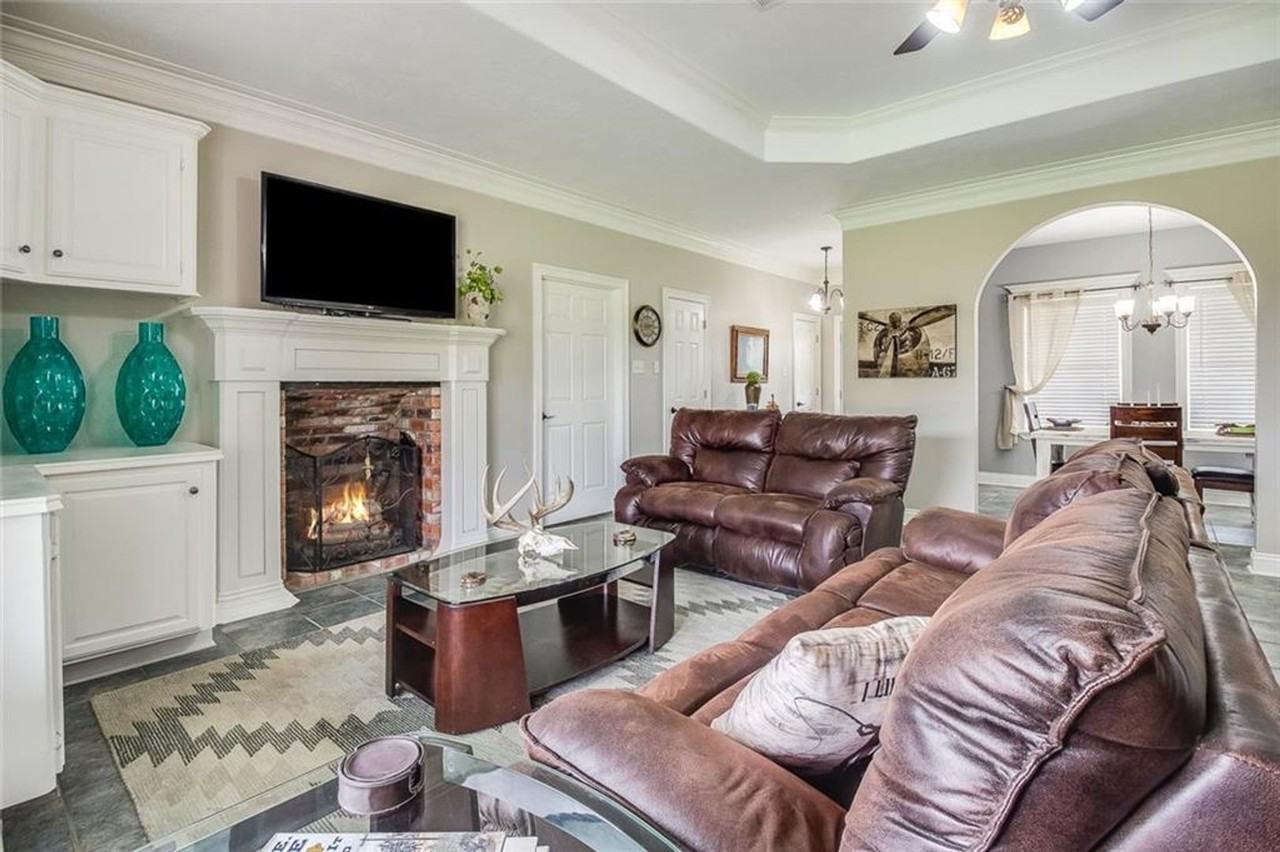 5729 Hemlock St - Photo 3 of 15