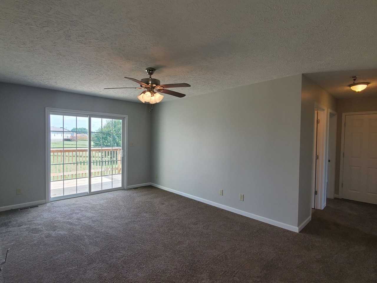 207 Jenna Ave - Photo 4 of 31