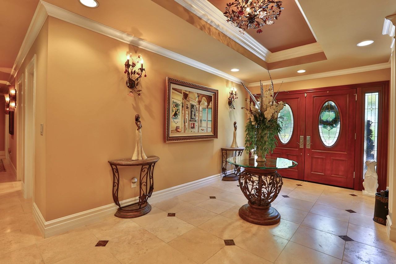 1352 Pine Ave - Photo 2 of 33