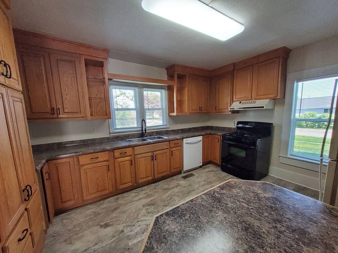 305 Adams Ave - Photo 2 of 26