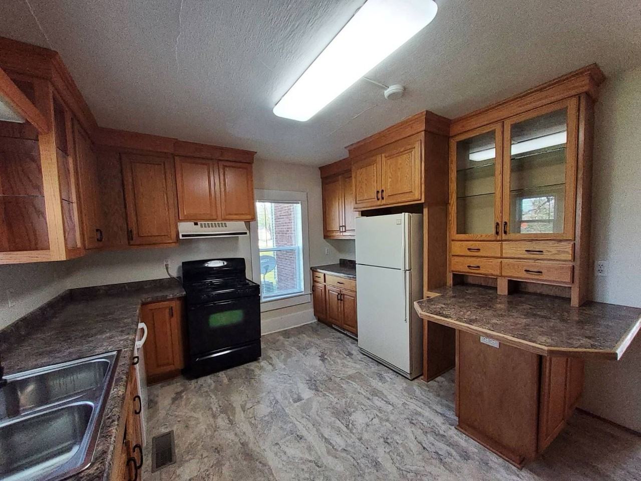 305 Adams Ave - Photo 3 of 26