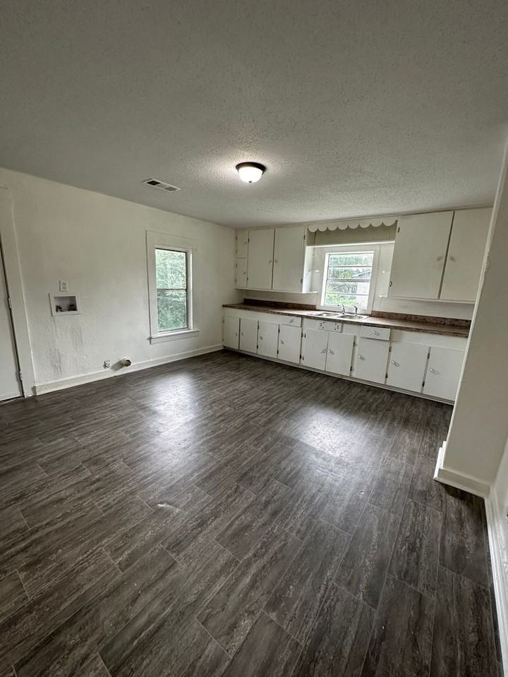 1208 Helberg Ln - Photo 2 of 7