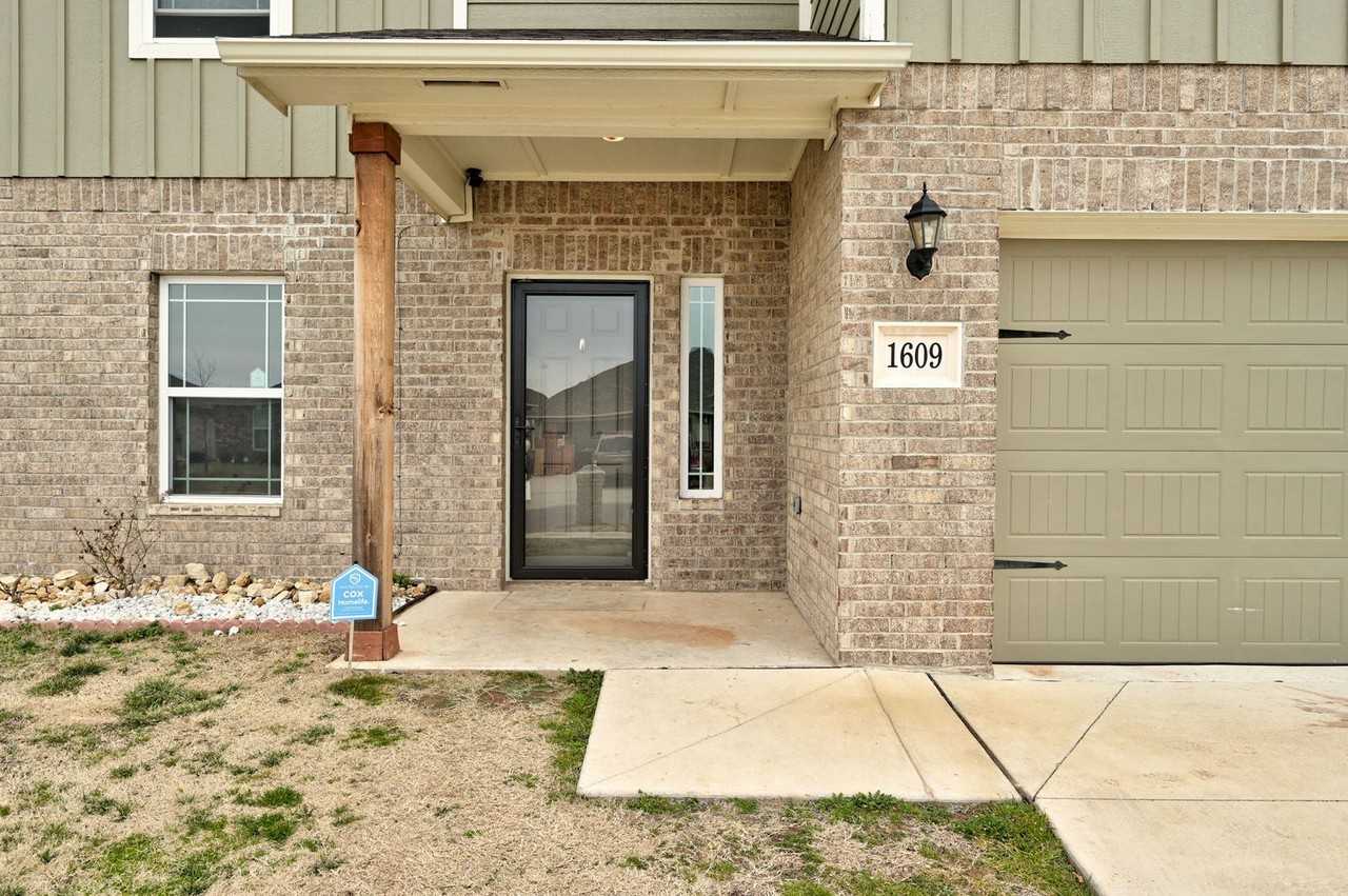 1609 Maroon Dr - Photo 4 of 47