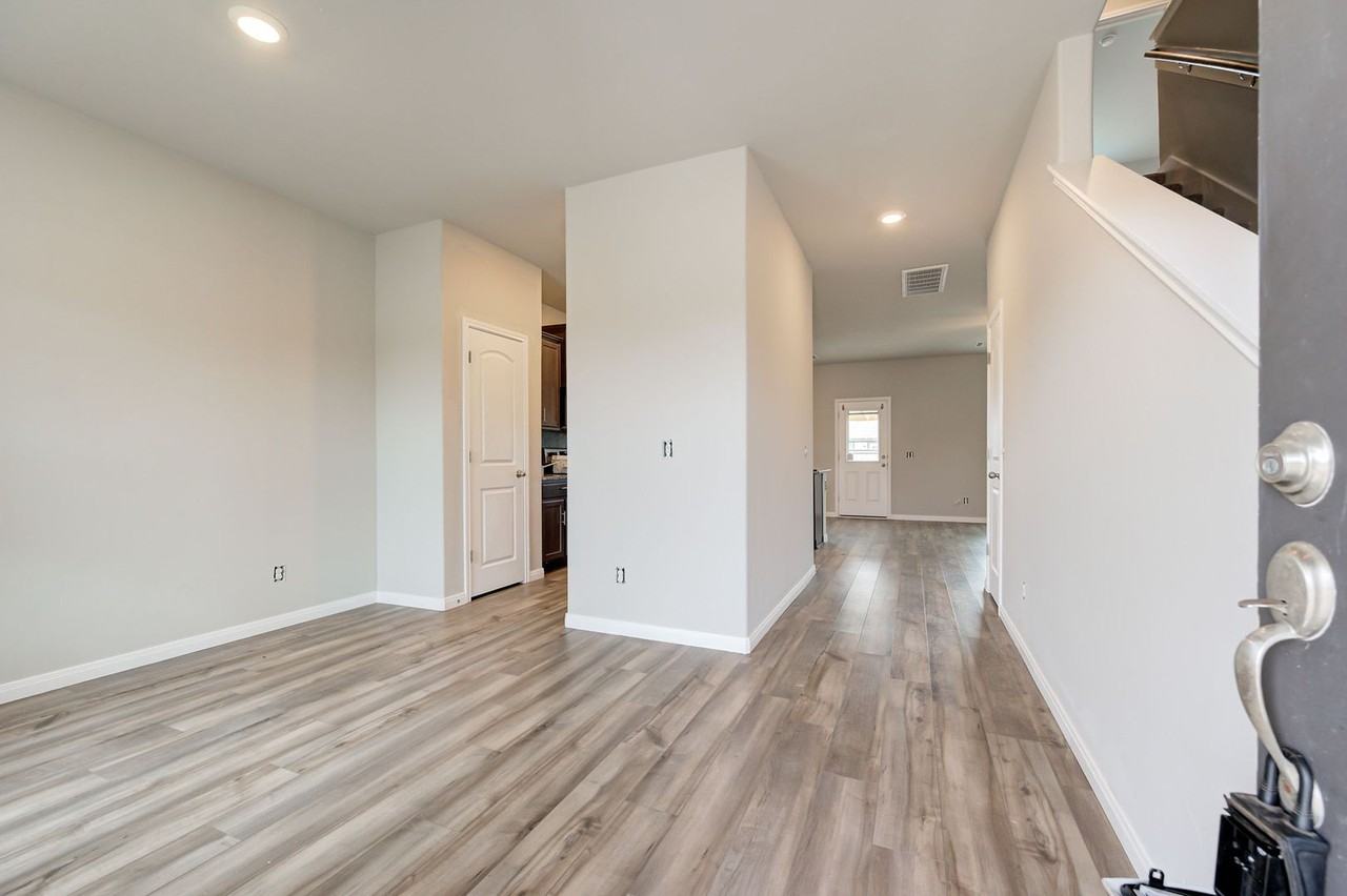 1609 Maroon Dr - Photo 5 of 47