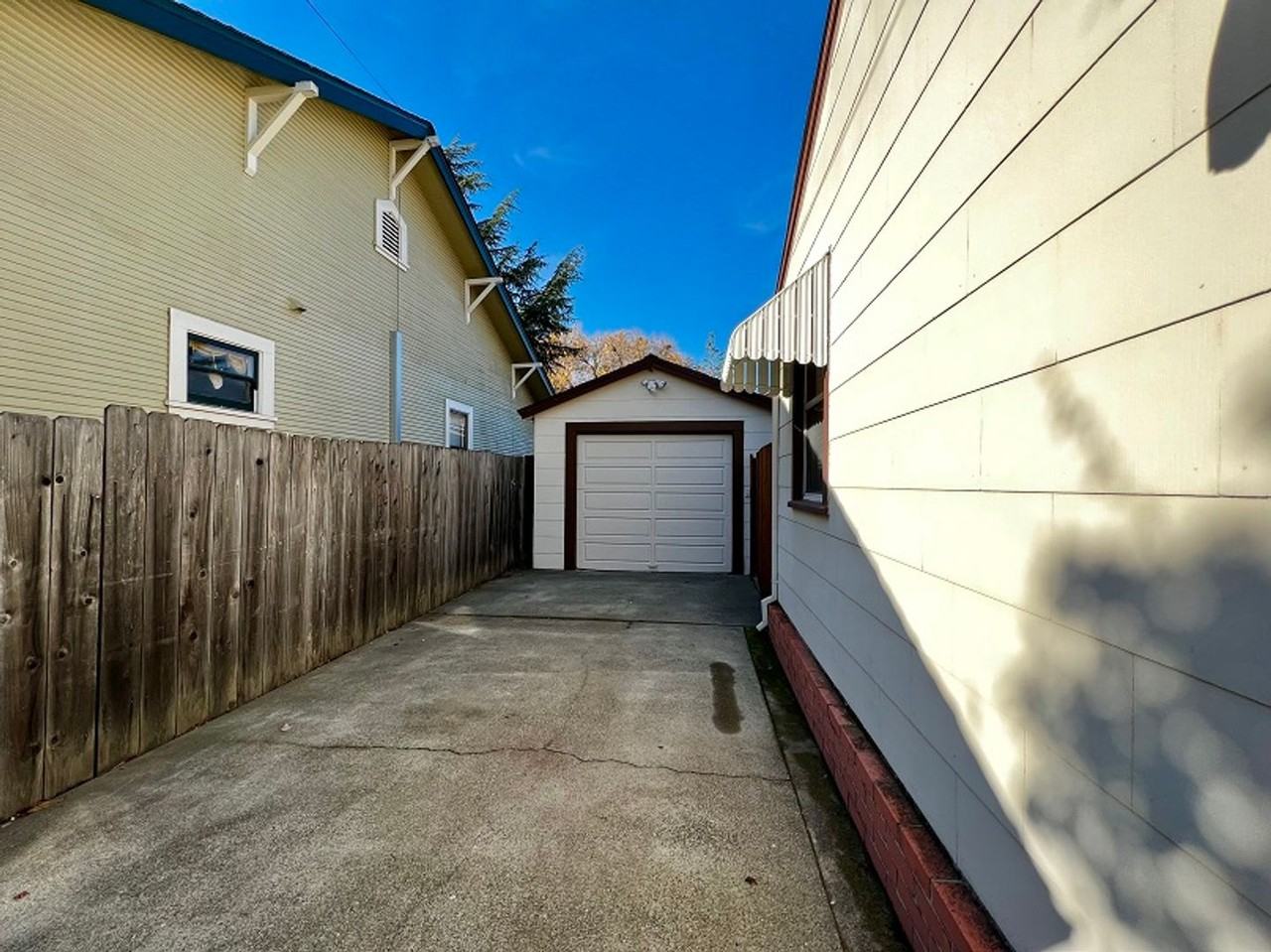 487 Seymour St - Photo 3 of 17