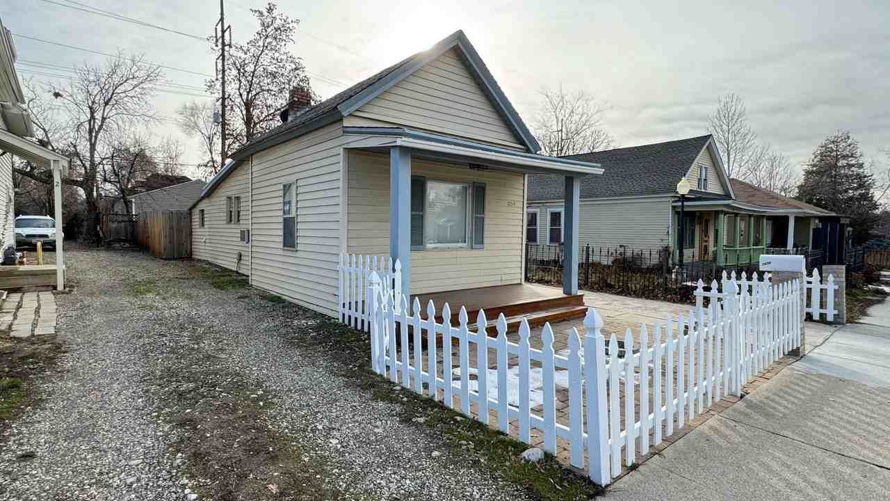 1054 Wilson Ave - Photo 3 of 25