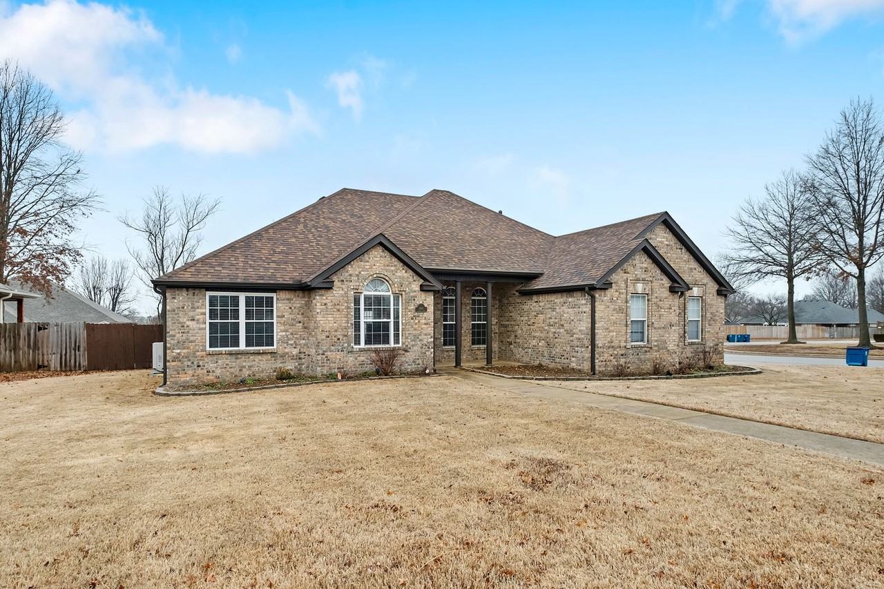 400 Lyndal Ln - Photo 3 of 31