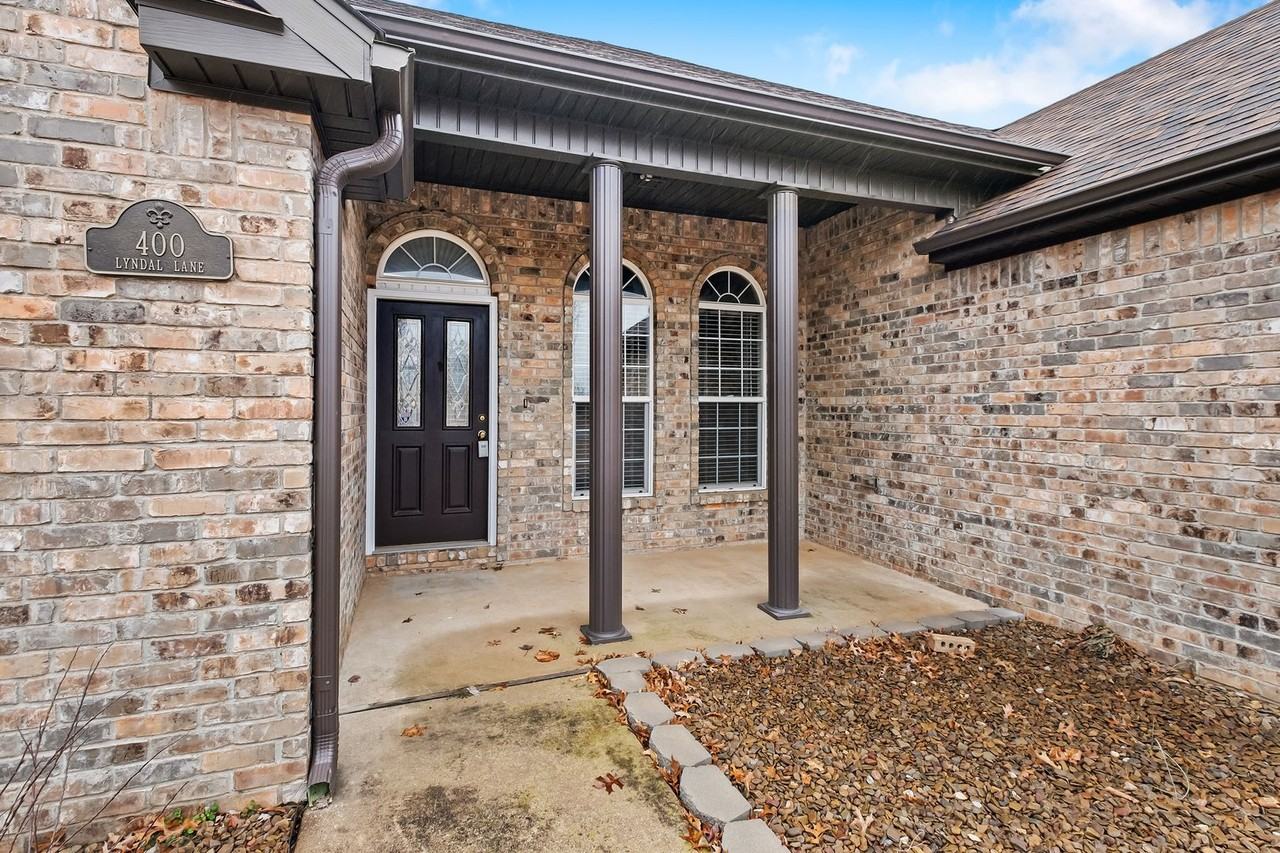 400 Lyndal Ln - Photo 4 of 31