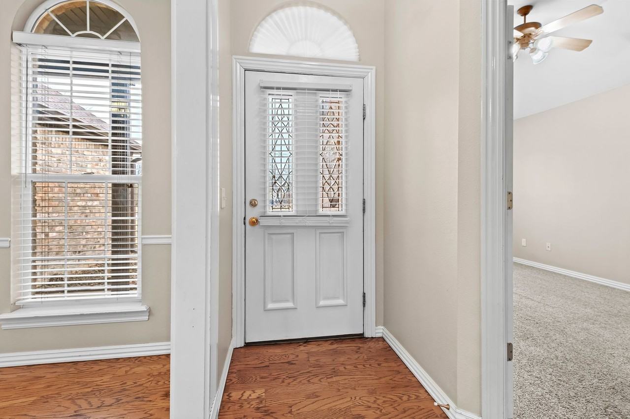 400 Lyndal Ln - Photo 5 of 31