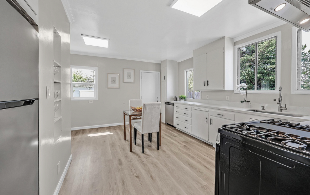 2206 86th Ave - Photo 3 of 27