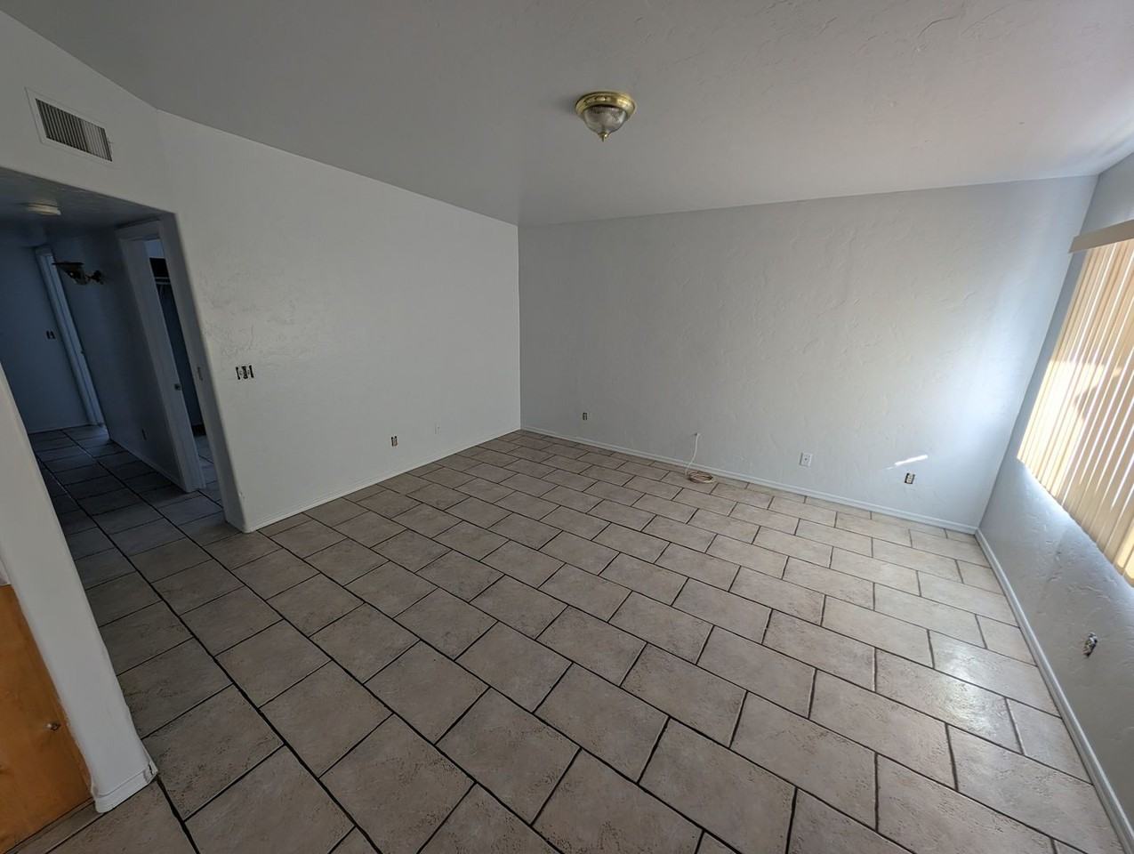 816 W 19th St - Photo 2 of 12